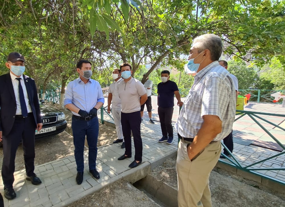 Шымкентте тұрғын үйлердің ауласы абаттандырылуда