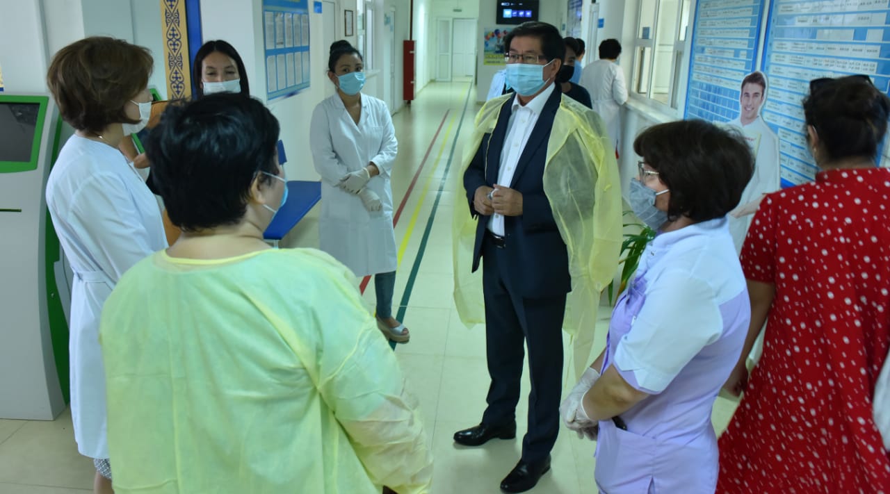 Мәжіліс депутаттары Атырауда денсаулық, білім және экология мәселелерін талқылады