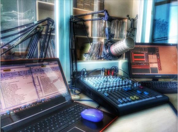 Америка радиолары Димаштың әндерін бере бастады