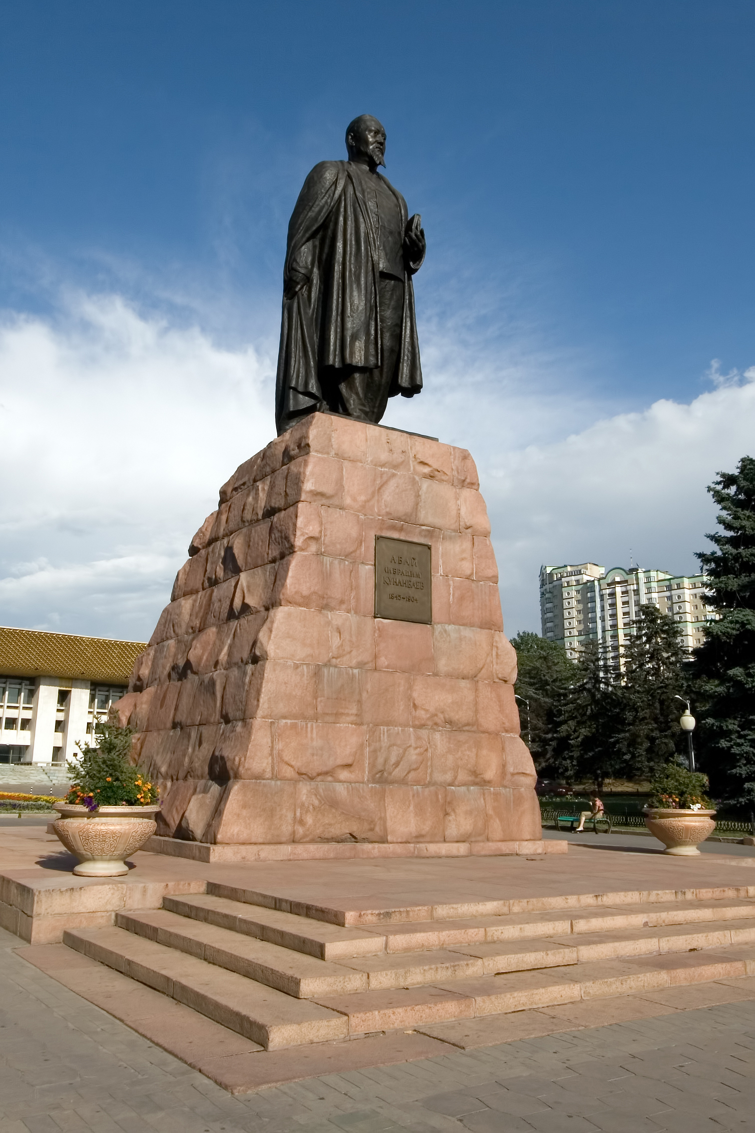 Алматыда зиялы қауым өкілдері Абай ескерткішіне гүл шоқтарын қойды