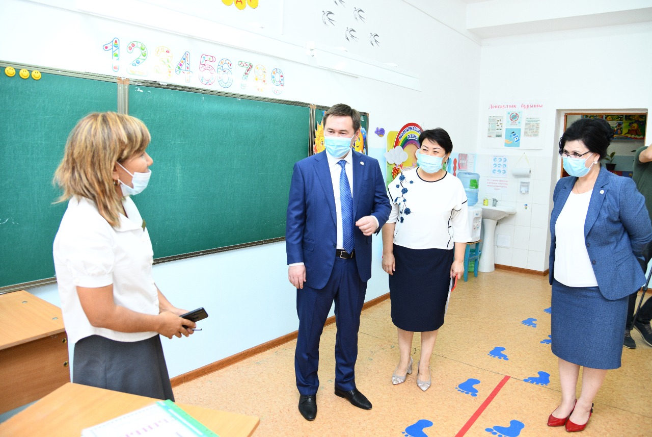 Шымкент әкімі жаңа оқу жылына дайындық жұмыстарының барысымен танысты