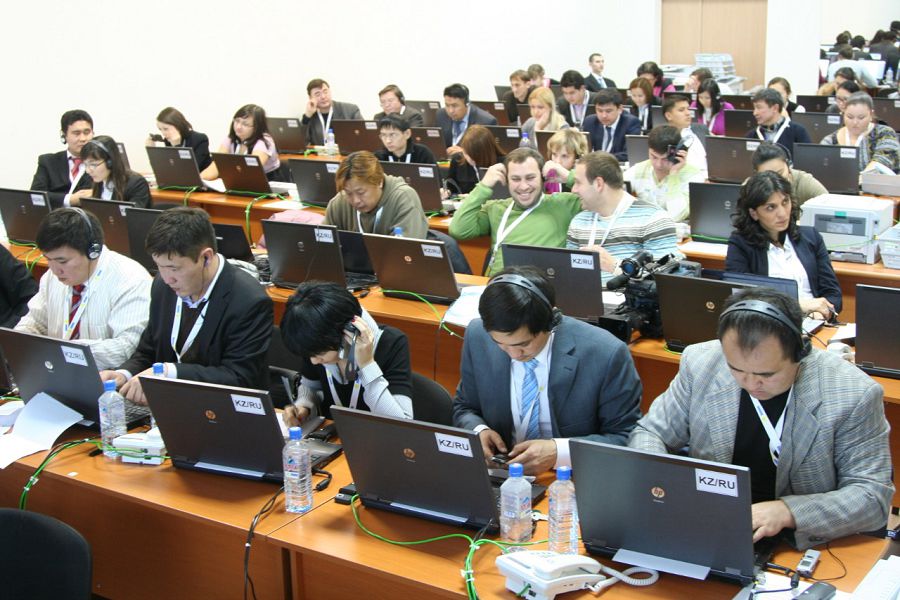 Суретте: ЕҚЫҰ  саммитінен хабар таратқан отандық және шетелдік БАҚ өкілдері