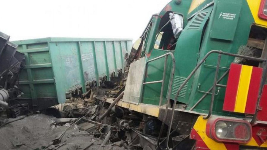 Жүк пойызын жел шайқаса...