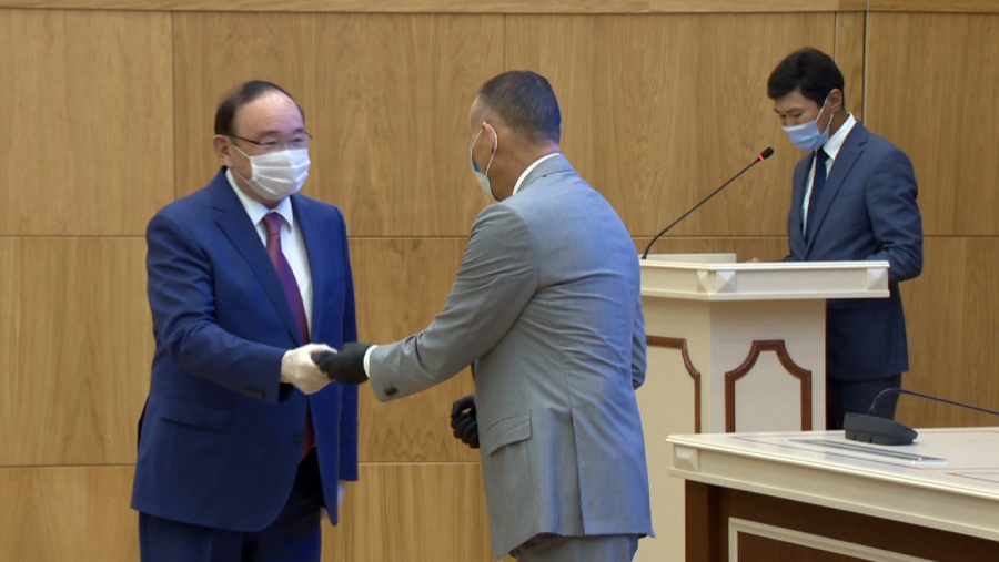 Депутаттарға куәліктер мен төсбелгілер тапсырылды
