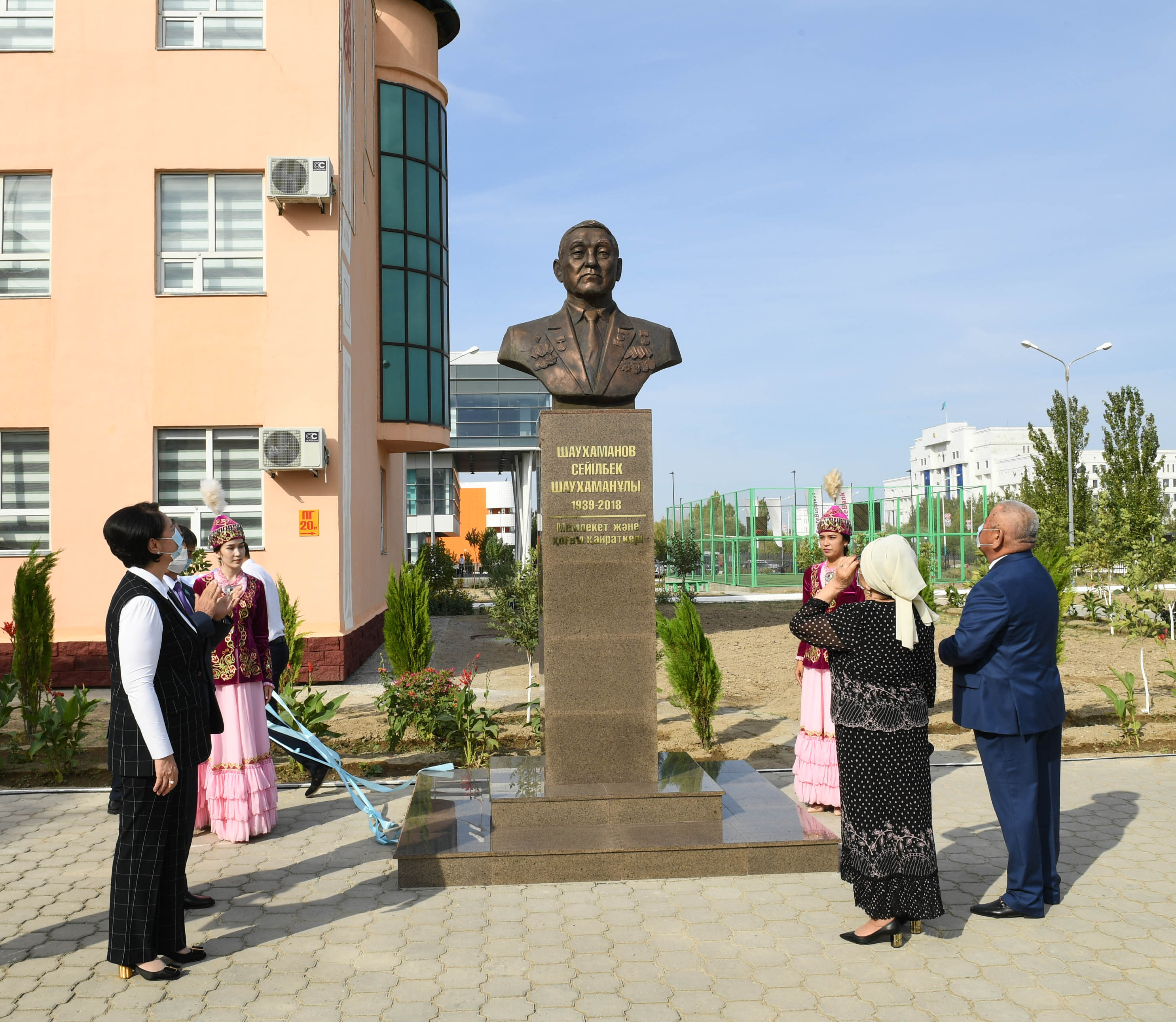 Мемлекет және қоғам қайраткерінің бюсті қойылды