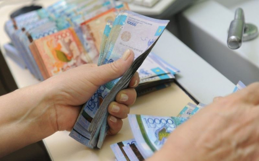 Атырауда жалақыны кешіктіріп төлейтіндер бар