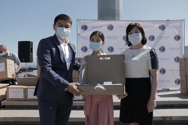 "Салиқалы ұрпақ" қоры оқушыларға 500 ноутбук сыйлады