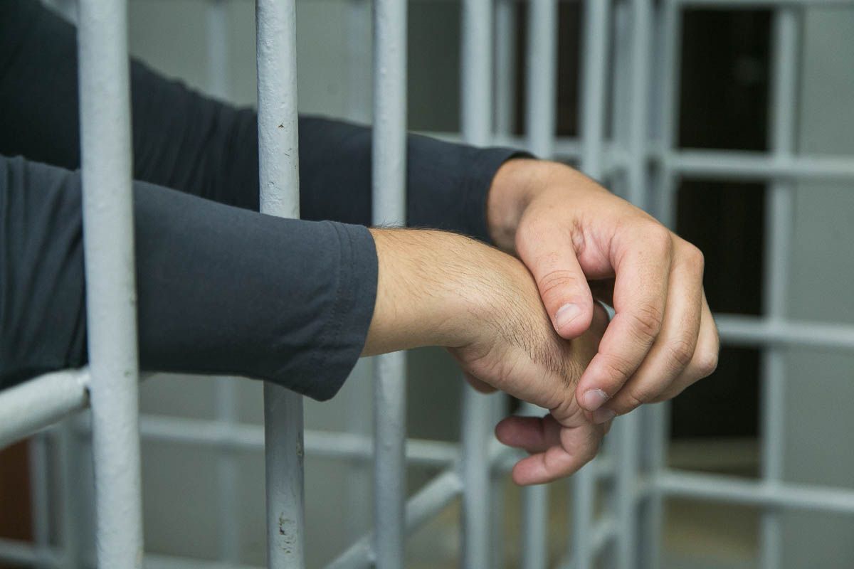 Атырауда жолаушыны балағаттаған таксист 12 күнге қамалды