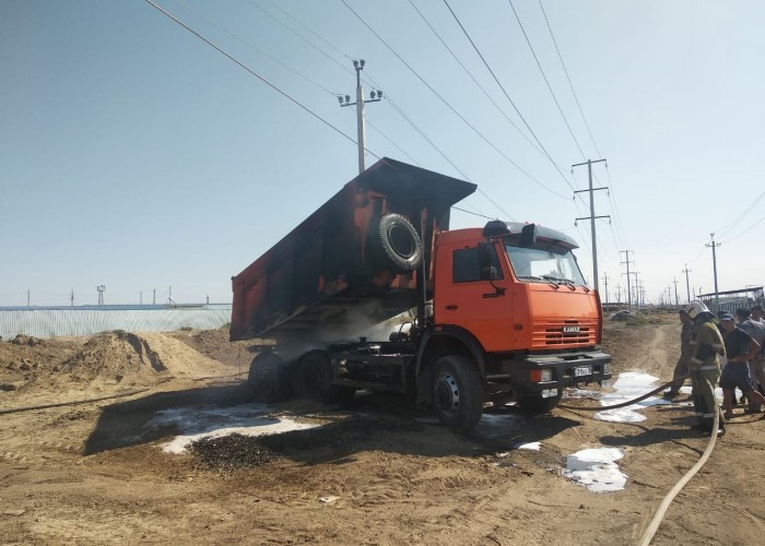 Атырауда электр желісіне соғылған "КамАЗ" өртенді