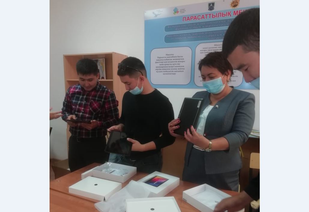 Атыраудың мектептеріне планшеттер таратылып жатыр