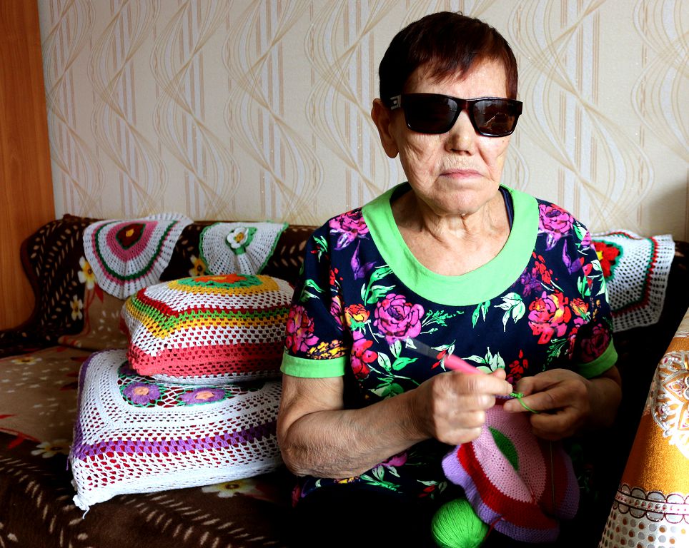 Павлодарда 82 жастағы зағип зейнеткер майдан кезінен тоқыма тоқиды