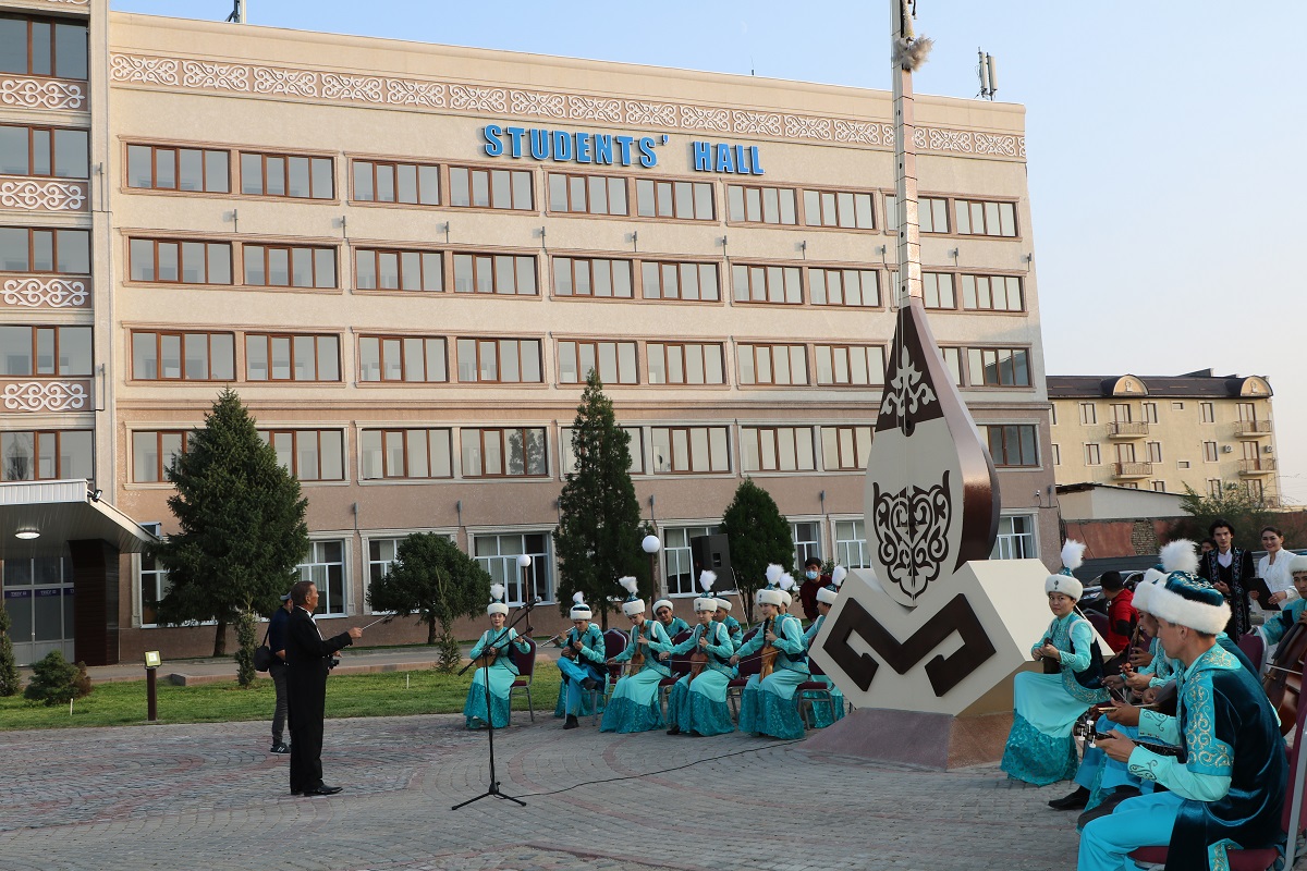Таразда домбыраға ескерткіш ашылды