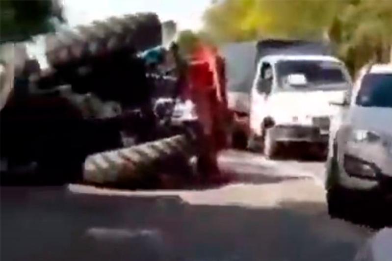Атырауда жол бойында трактор аударылды