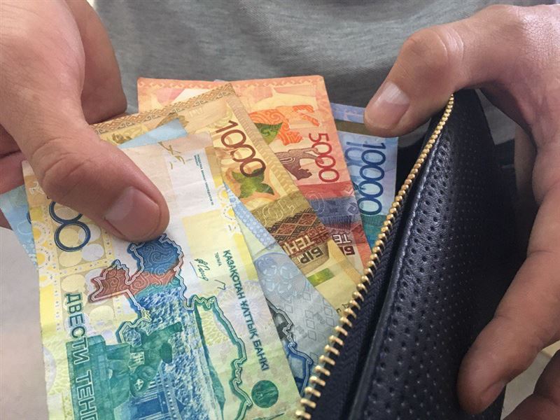Атырауда жеті жасар қыз анасының 45 мың теңгесін дүкеншіге беріп кеткен