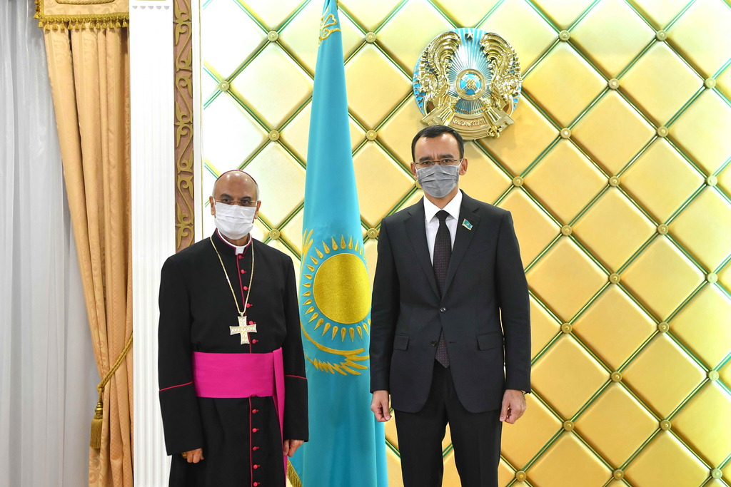 Сенат Төрағасы Ватиканның Қазақстандағы өкілімен кездесті