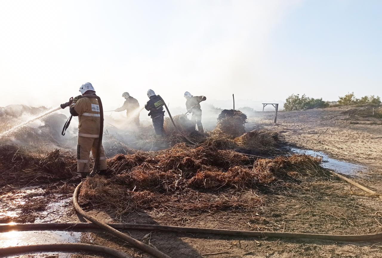 Атырауда шаруагерлердің шөп орамдары өртенді