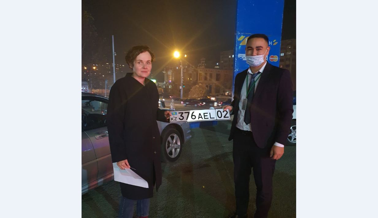 Алматыда бірінші клиент көлік нөмірін үйге жеткізуге тапсырыс берді
