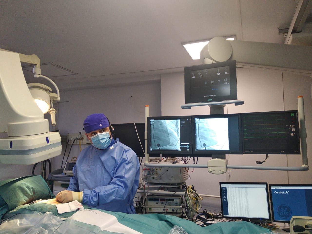 Алматыда жүректің кенеттен тоқтау қаупі жоғары науқастарға теріасты импланты салынды