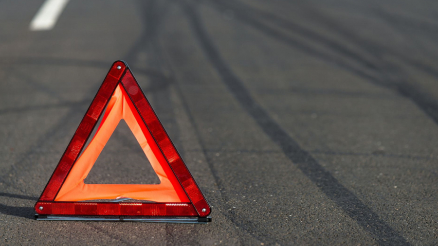 Атырауда көлік аударылып, екі адам мерт болды