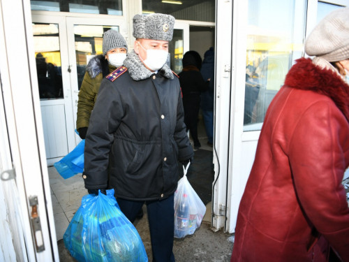 Оралда мемлекеттік қызметшілер мұқтаж отбасыларға көмектесті