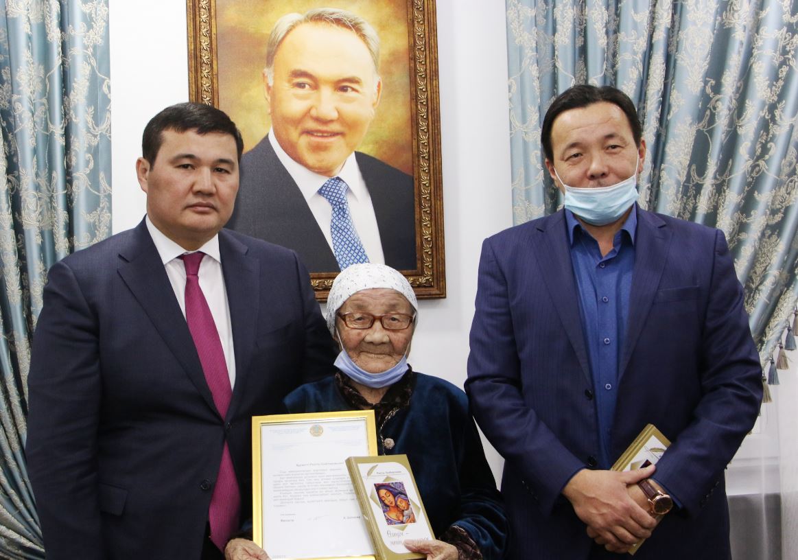 Әкім ақынға қолдау көрсетті