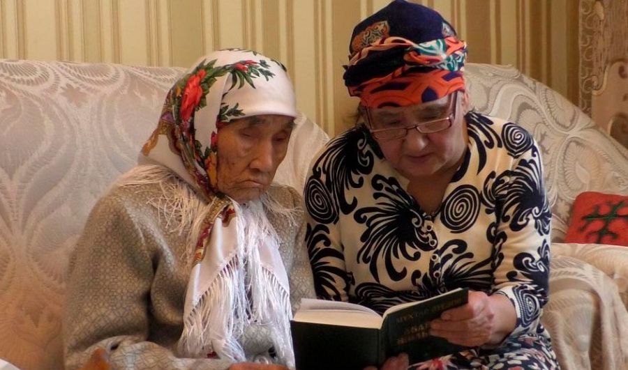 Жүз жасында Абайды жатқа оқиды