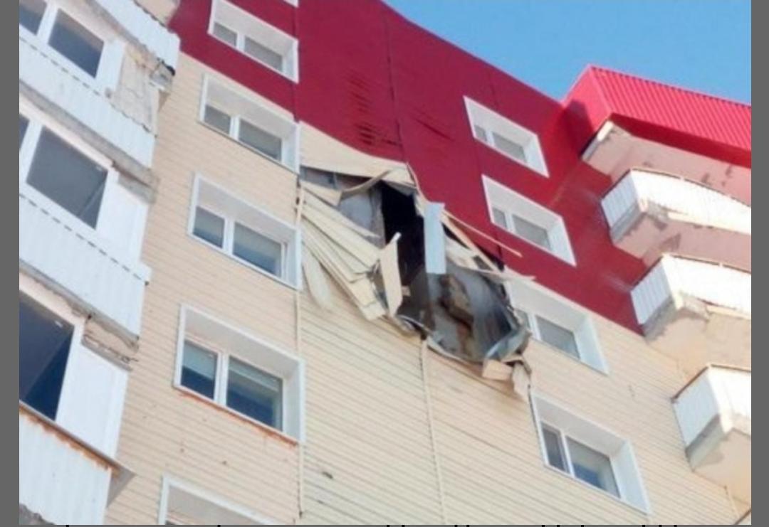 Көпқабатты үйдің қасбетін жел ұшырып кетті