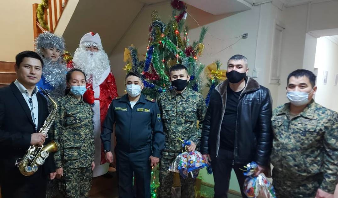 Оралда ұландықтар балаларға жаңажылдық сыйлық таратты