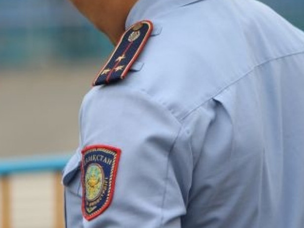 Атырауда полиция департаментінің екі қызметкері ұсталды