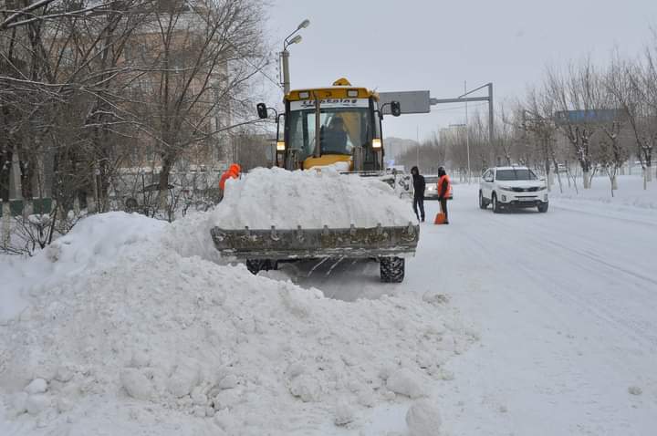 Атырау көшелерін қардан тазартып жатыр