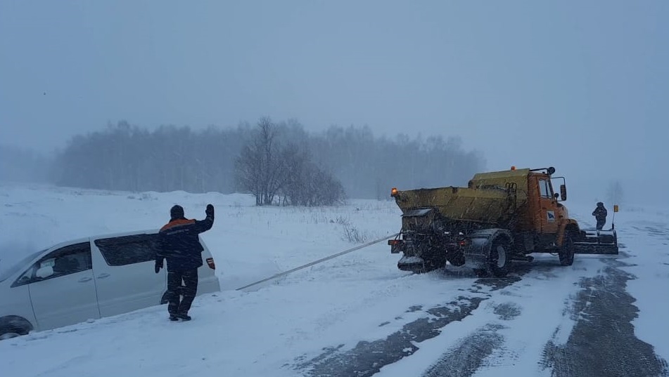 СҚО полицейлері боранда қалған жүргізушілерге көмектесті