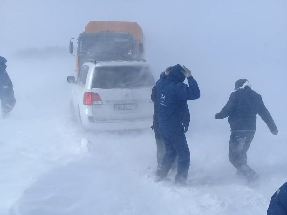 Созақ ауданында қар құрсауында қалған жолаушыларға көмек көрсетілді