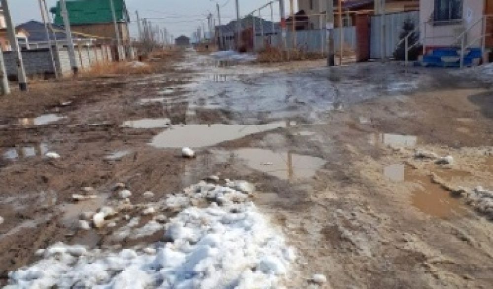 Тәуелсіздік көшесінің тұрғындары тізеден балшық кешіп жүр...