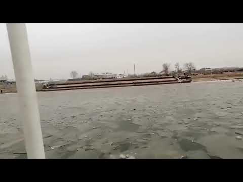 Атырауда Жайық өзенінің мұзын жарып жатыр