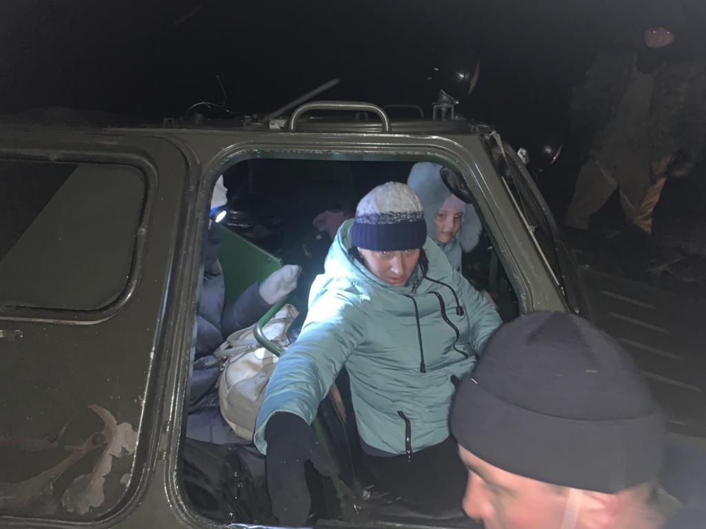 Қар құрсауында қалған 4 адам эвакуацияланды