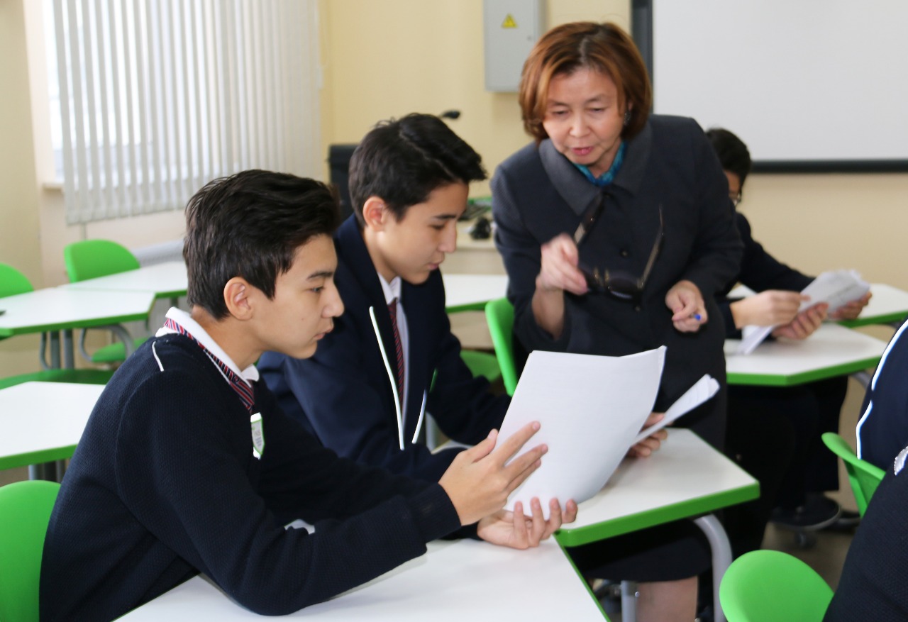 Назарбаев Зияткерлік мектебінің мұғалімі «Қазақстанның еңбек сіңірген ұстазы» атағына ие болды