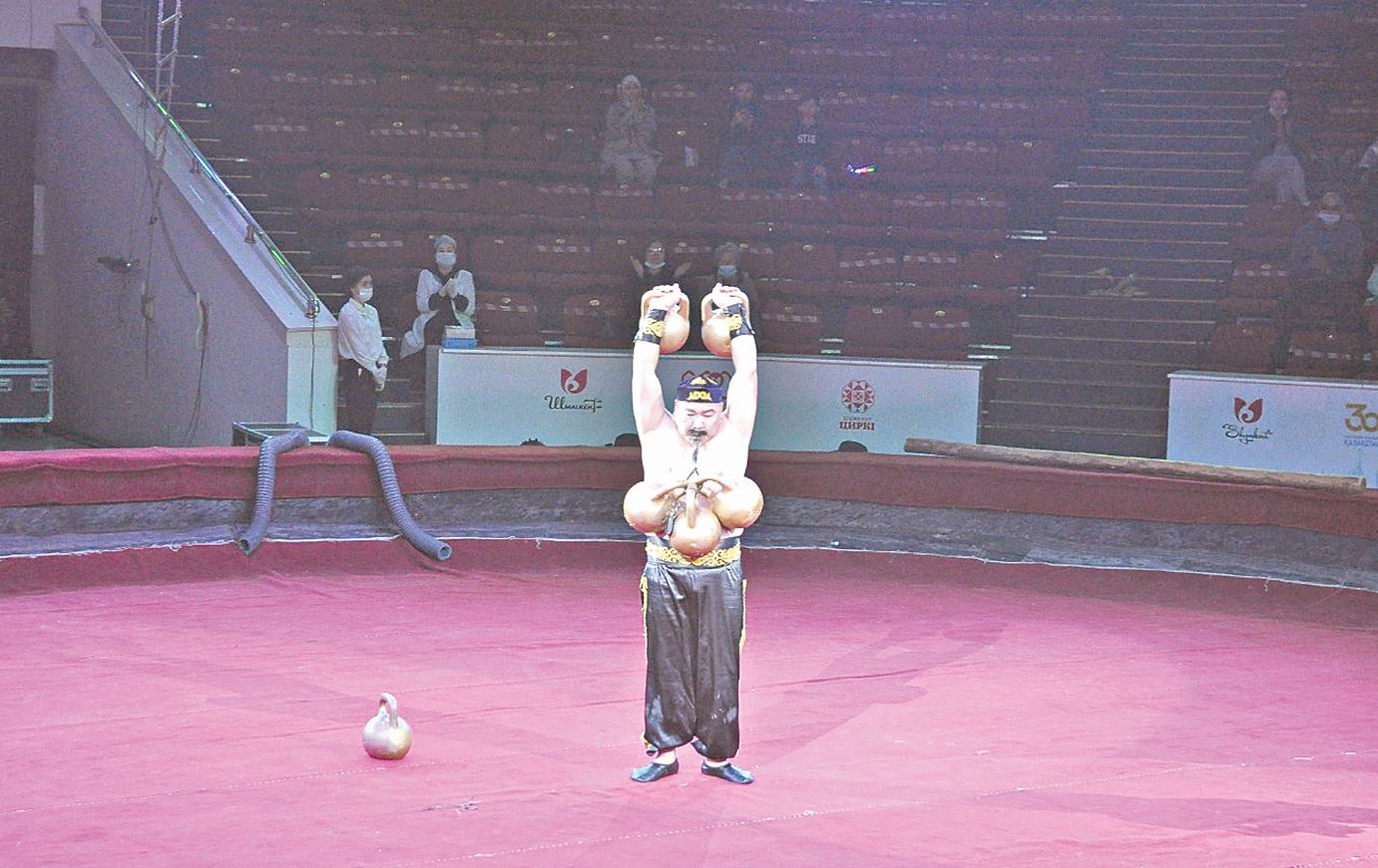 Күш атасына арналған қойылым ұсынады