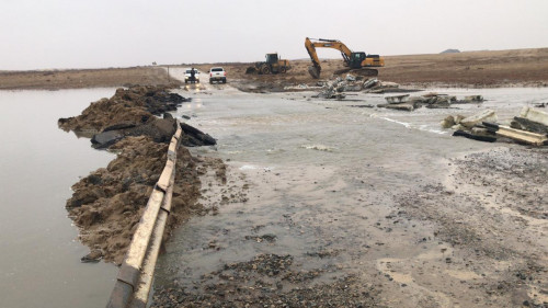 Атырауда арнасынан асқан өзен суы көпірді  бұзып кетті