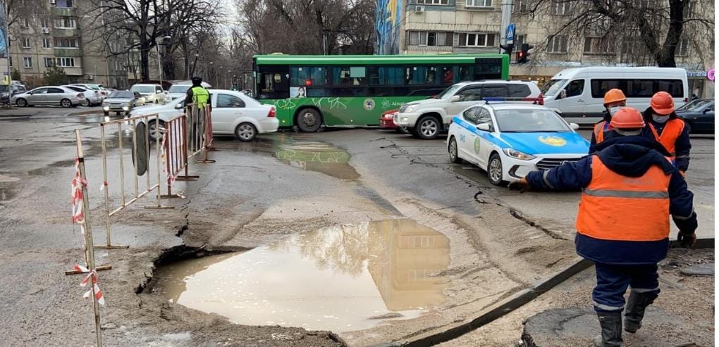 Алматыда бұзылған жолдар үшін мердігерлер жауапқа тартылуда