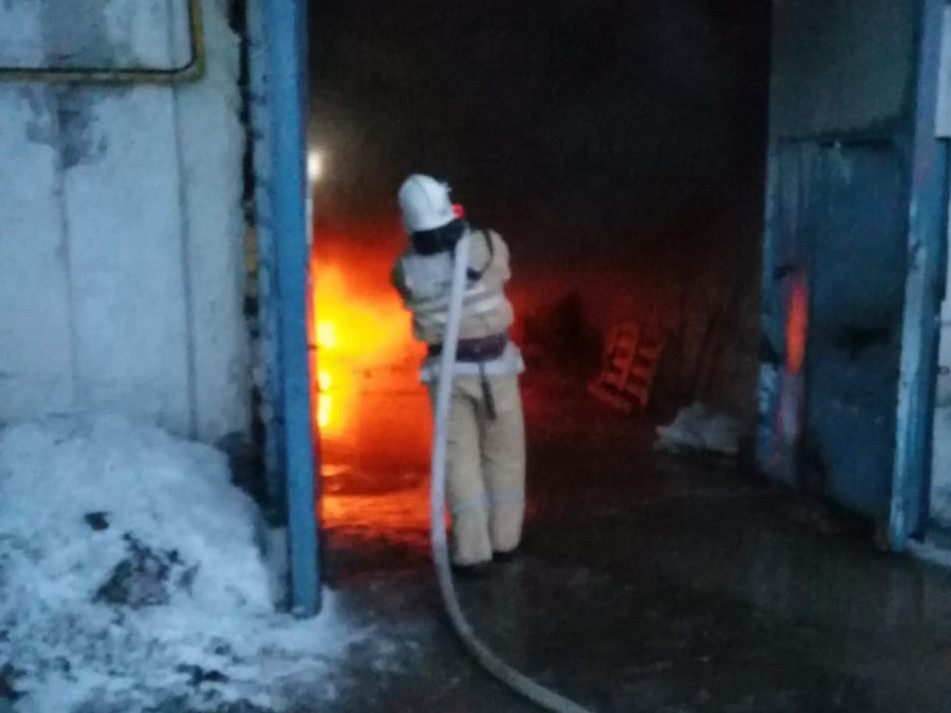 Тасқалада гаражда шыққан өрттен 5 техника жанып кетті