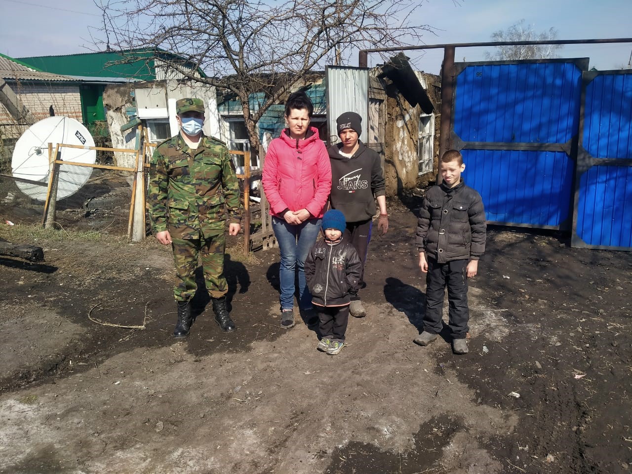 Өрт сөндіруші өртеніп жатқан үйден ұйықтап жатқан адамды алып шықты