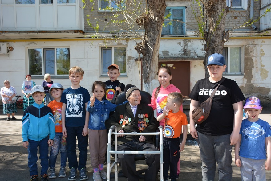 99 жастағы майдангердің ауласында полиция концерт қойды