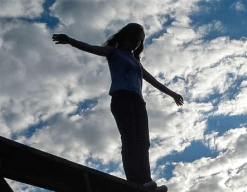 Атырауда 8-қабаттан секірген бойжеткен көз жұмды