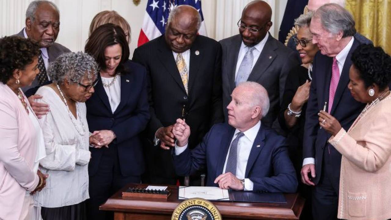 Байден құлдықты жою күнін федералды мерекеге айналдырды