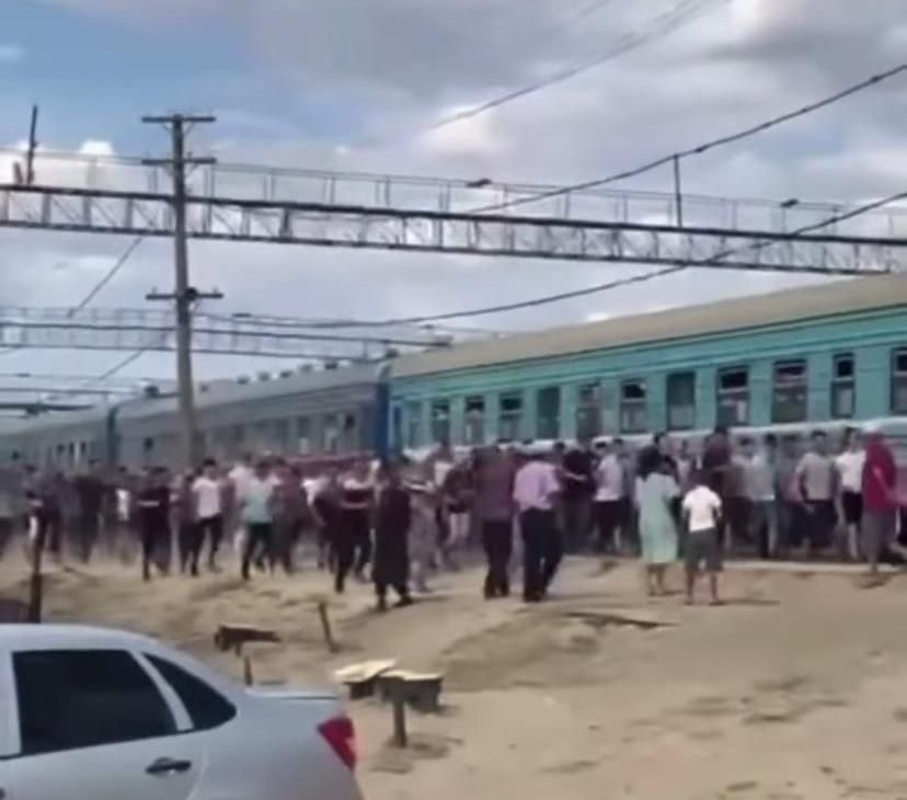 Атырауда әскерден келген сарбазды күткендер пойызға жармасқан