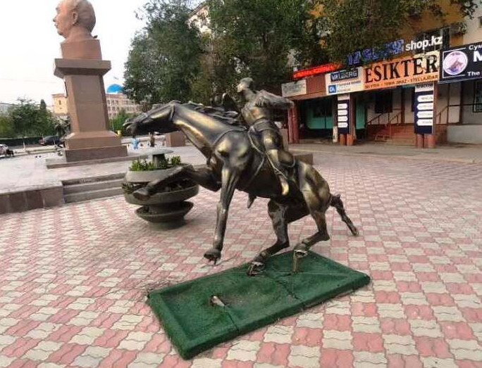 Атырауда жылқы мүсінін бүлдірген ер адам 5 тәулікке қамалды