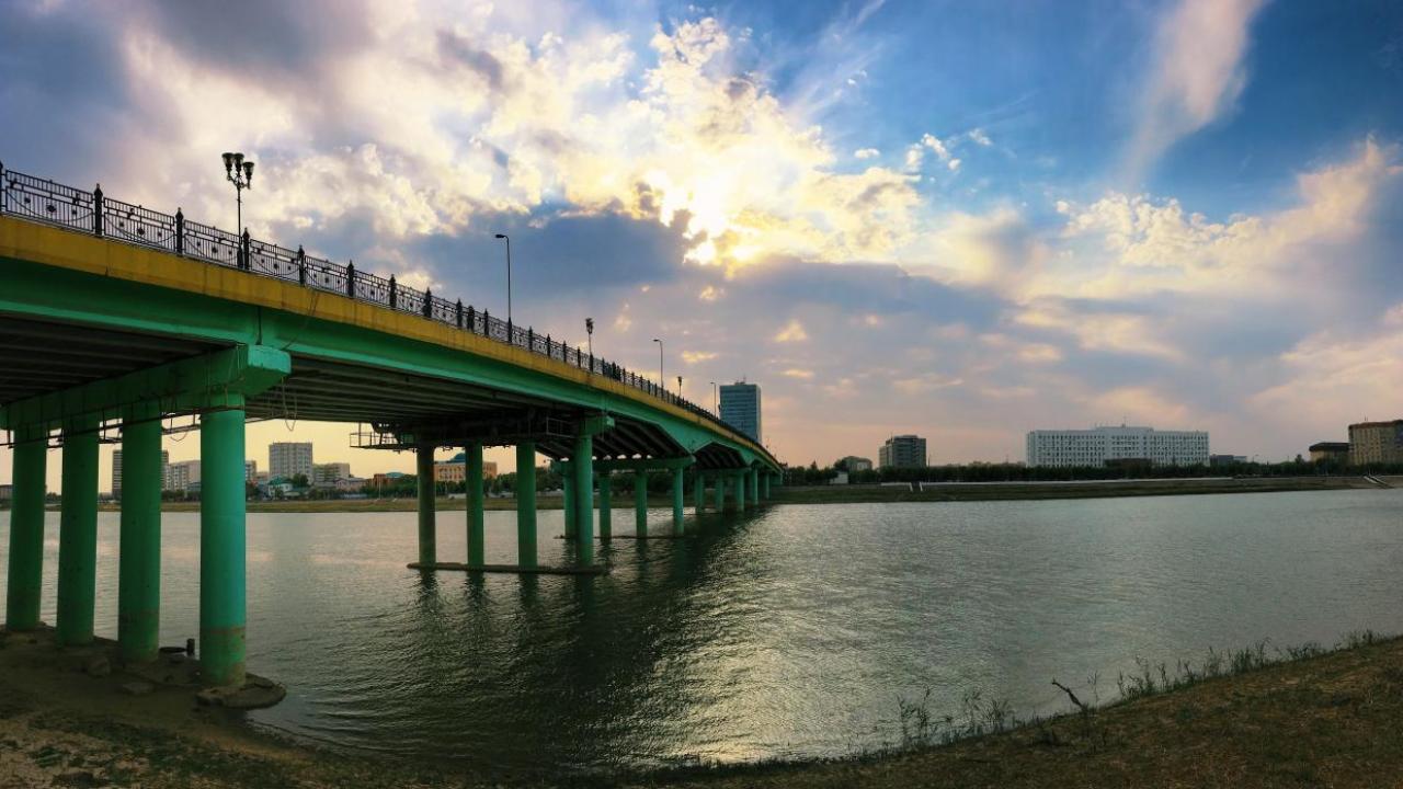 Атырауда көпірден секірген ер адам көз жұмды