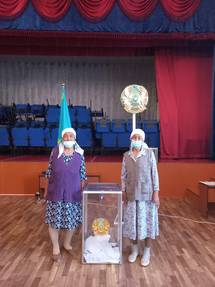 Сексеннен асқан қос әже ауыл әкімін қолдап дауыс берді