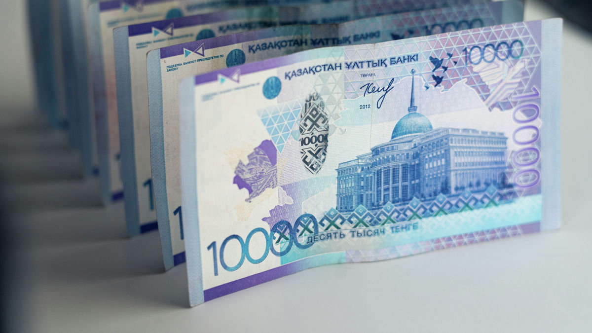Атырауда вакцина салдырған тұрғын туған күнінде ақшалай ұтысқа ие болды