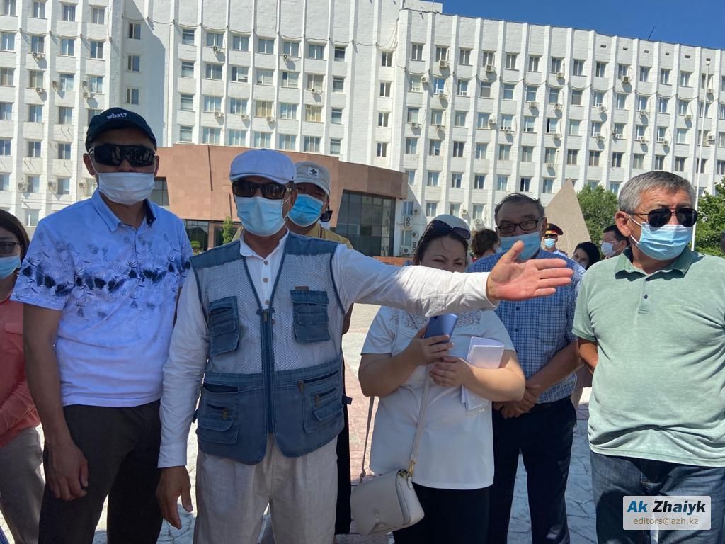 Атырауда жалақысын ала алмағандар наразылыққа шықты